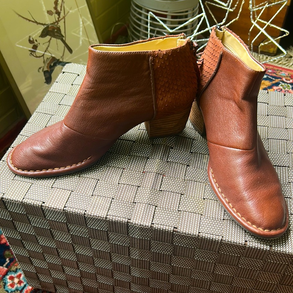 Clark’s rich saddle color ankle boots